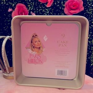 🩷🌸Paris Hilton pink 9” square cake pan